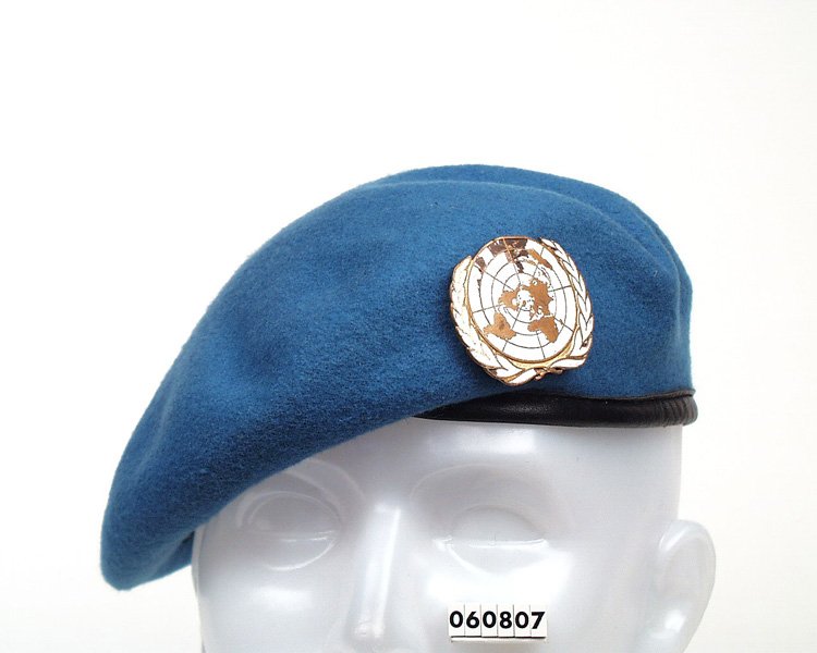 Blauwe baret met embleem van Verenigde Naties - collectie Nationaal Militair Museum