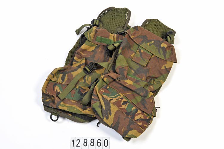 natuurlijk spreken Australië OPS-vest voor een geneeskundig verzorger, woodland-camouflagepatroon en met  vier tassen - collectie - Nationaal Militair Museum
